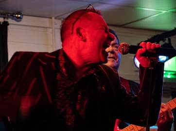 Glyn giving it!